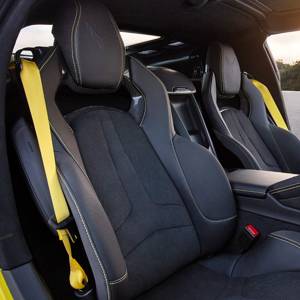 Chevrolet Corvette Z06 2025, detalles y acabados internos con materiales de alta calidad y diseño deportivo