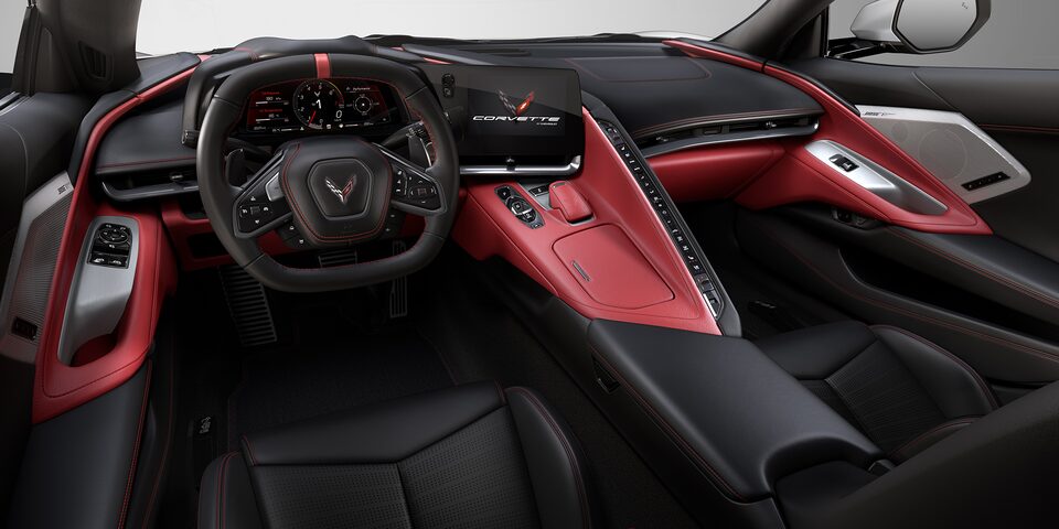 Auto deportivo de lujo Chevrolet Corvette Stingray 2025, con detalles interiores color Jet Black Adrenaline Red gamuza