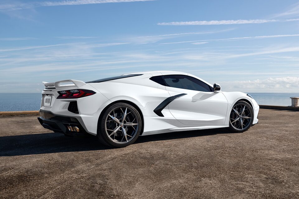 Corvette Stingray 2025, carro deportivo de lujo con sistema de escapes de 4 puntas