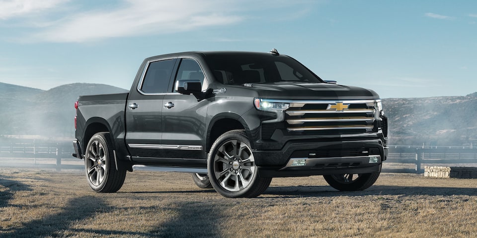 Chevrolet Cheyenne 2025 con Asientos en piel High Country con logos bordados y volante con ajuste eléctrico calefactable