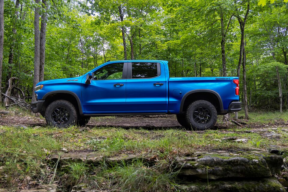 Vista lateral externa - Chevrolet Cheyenne ZR2 BISON 2025, camioneta pickup con capacidades Off-Road