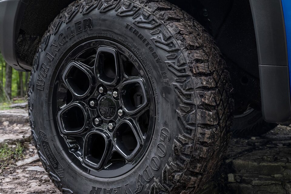 Vista rines 18 pulgadas de tu Chevrolet Cheyenne ZR2 BISON 2025, camioneta pickup con exclusivo diseño para Off-Road