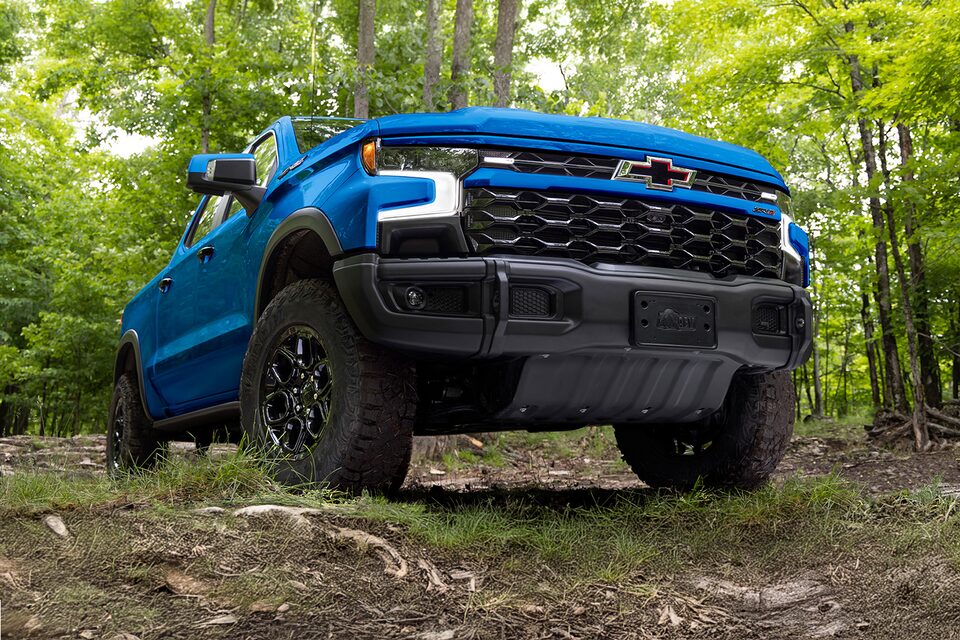 Vista delantera frontal - Cheyenne ZR2 BISON 2025, con altura especial para off-road y parrilla exclusiva ZR2 con emblema de Chevrolet flotante