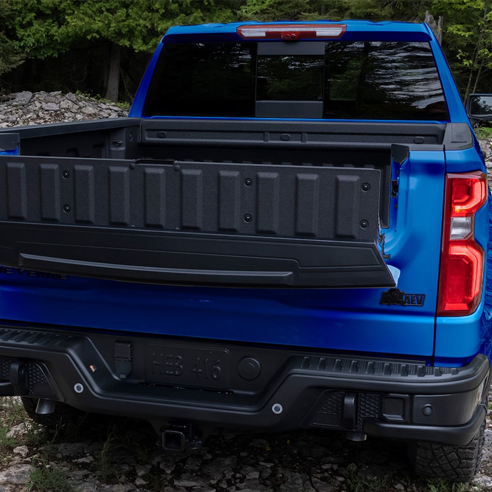 Vista trasera - Chevrolet Cheyenne ZR2 BISON 2025, camioneta pickup con tecnología MultiPro Tailgate