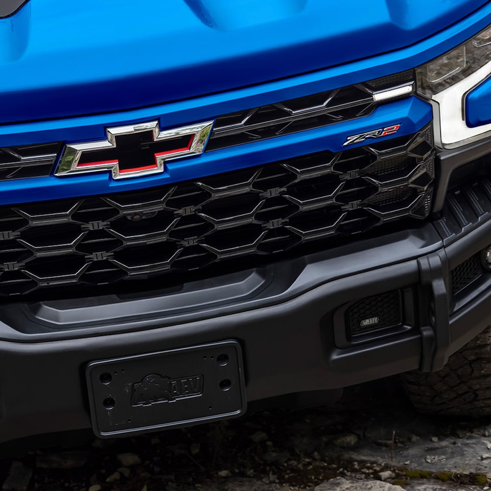 Vista delantera frontal - Cheyenne ZR2 BISON 2025, con parrilla exclusiva ZR2 con emblema de Chevrolet flotante