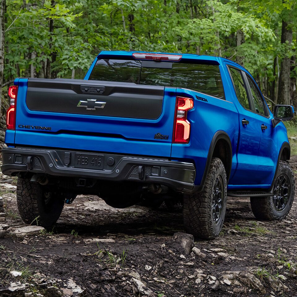 Vista trasera - Chevrolet Cheyenne ZR2 BISON 2025, camioneta pickup con Mode de manejo Terrain