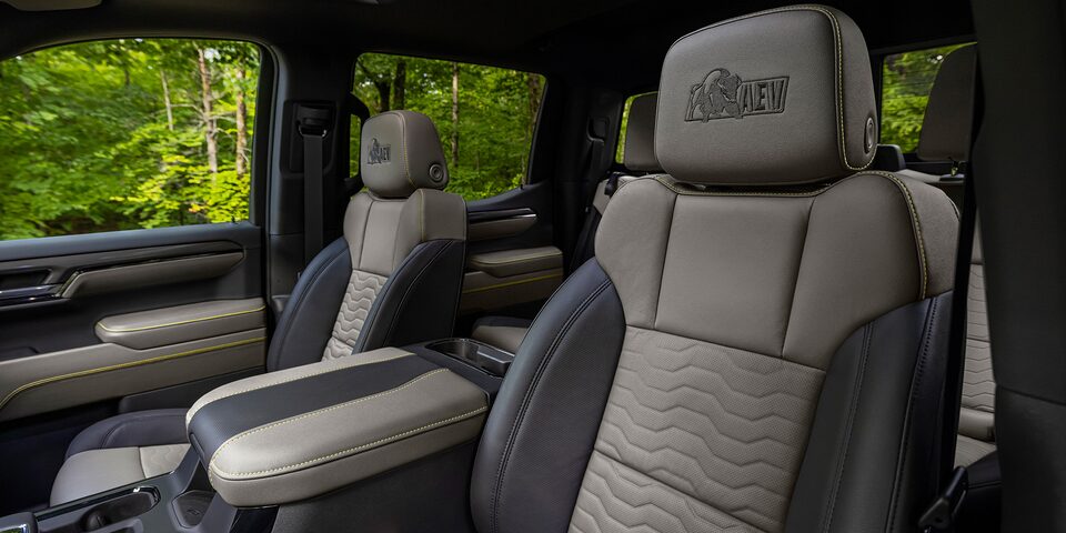 Chevrolet Cheyenne ZR2 BISON 2025,  con asientos de diseño Artemis AEV especializados para camioneta pickup Off-Road 