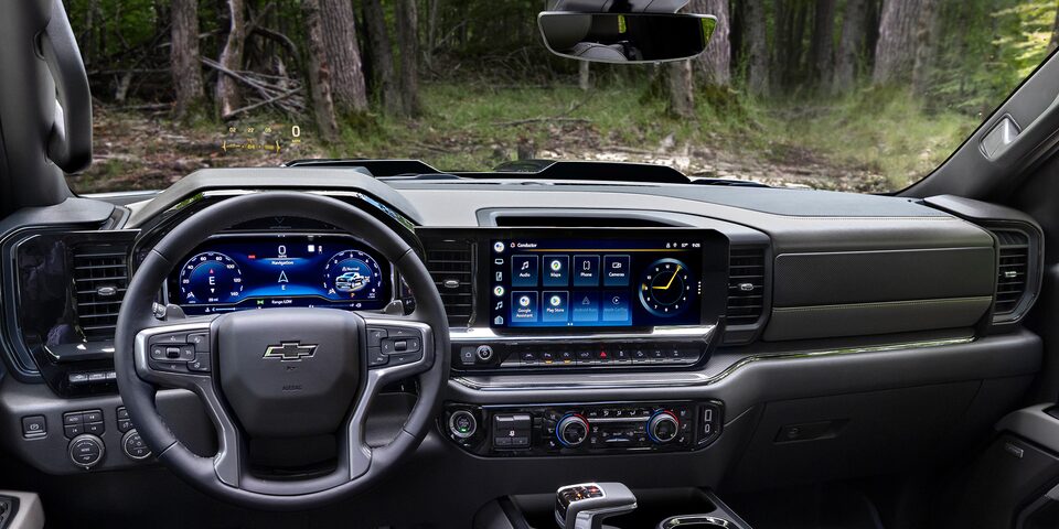 Moderno y tecnológico interior de la cabina de tu pickup Chevrolet, integrada con pantalla de infoentretenimiento, clúster de instrumentos digital y más