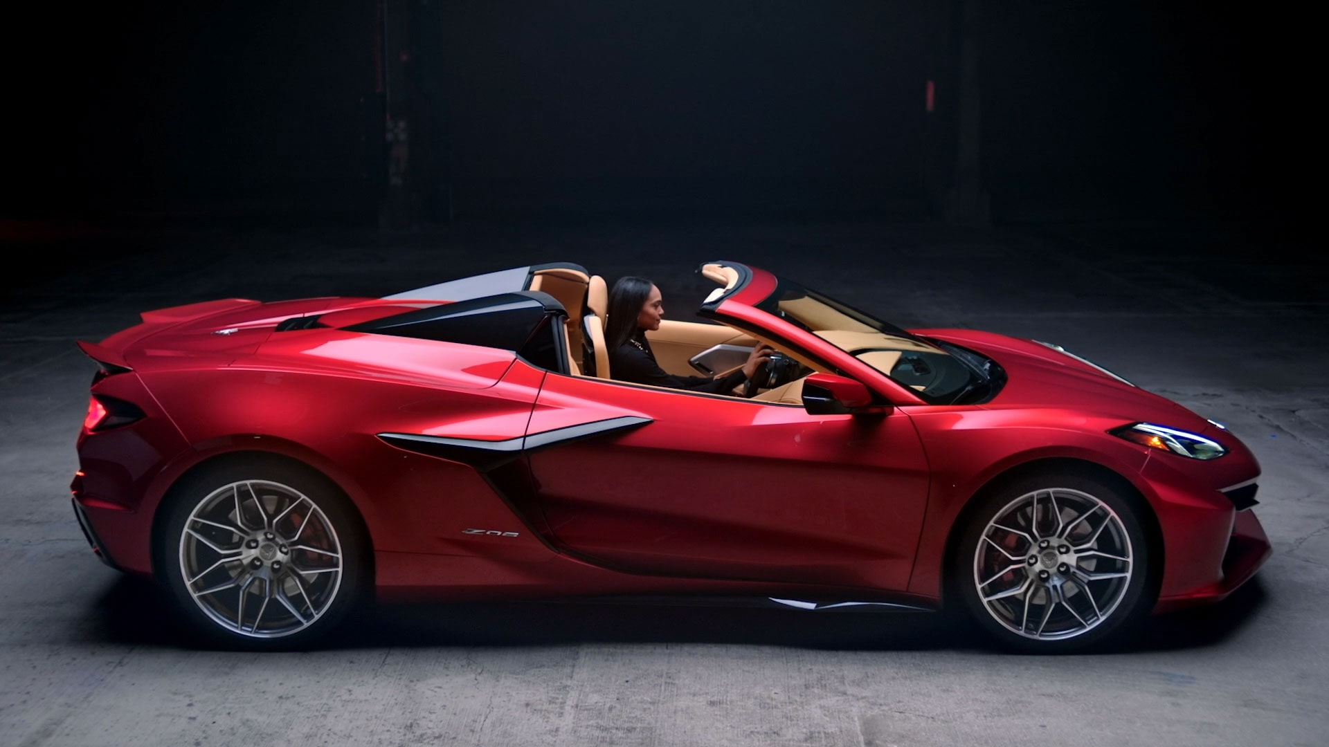 Miniatura de video de la vista de perfil de un Chevrolet Corvette Stingray 2026 rojo con la capota baja