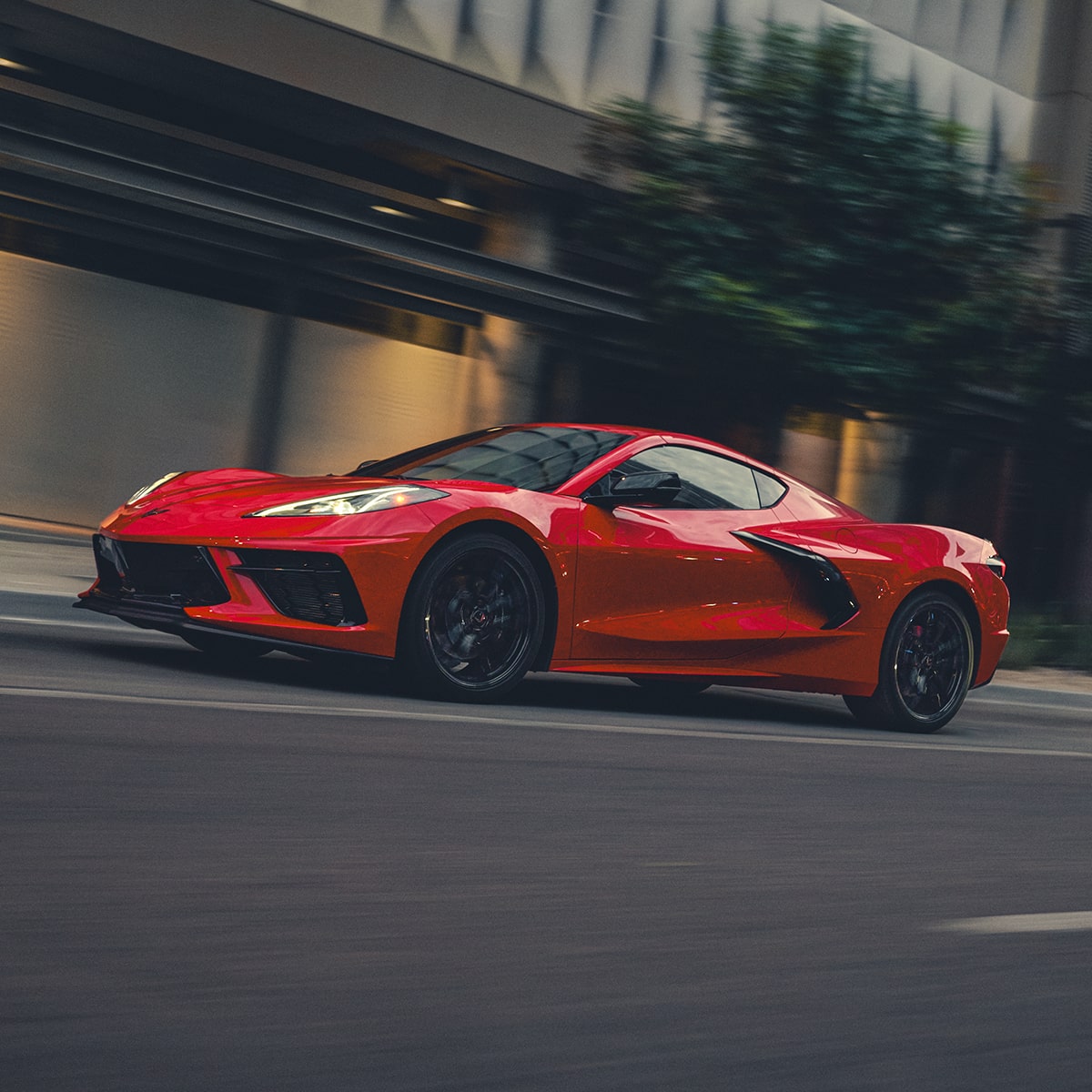 Chevy Corvette Stingray 2026 acelerando por una carretera