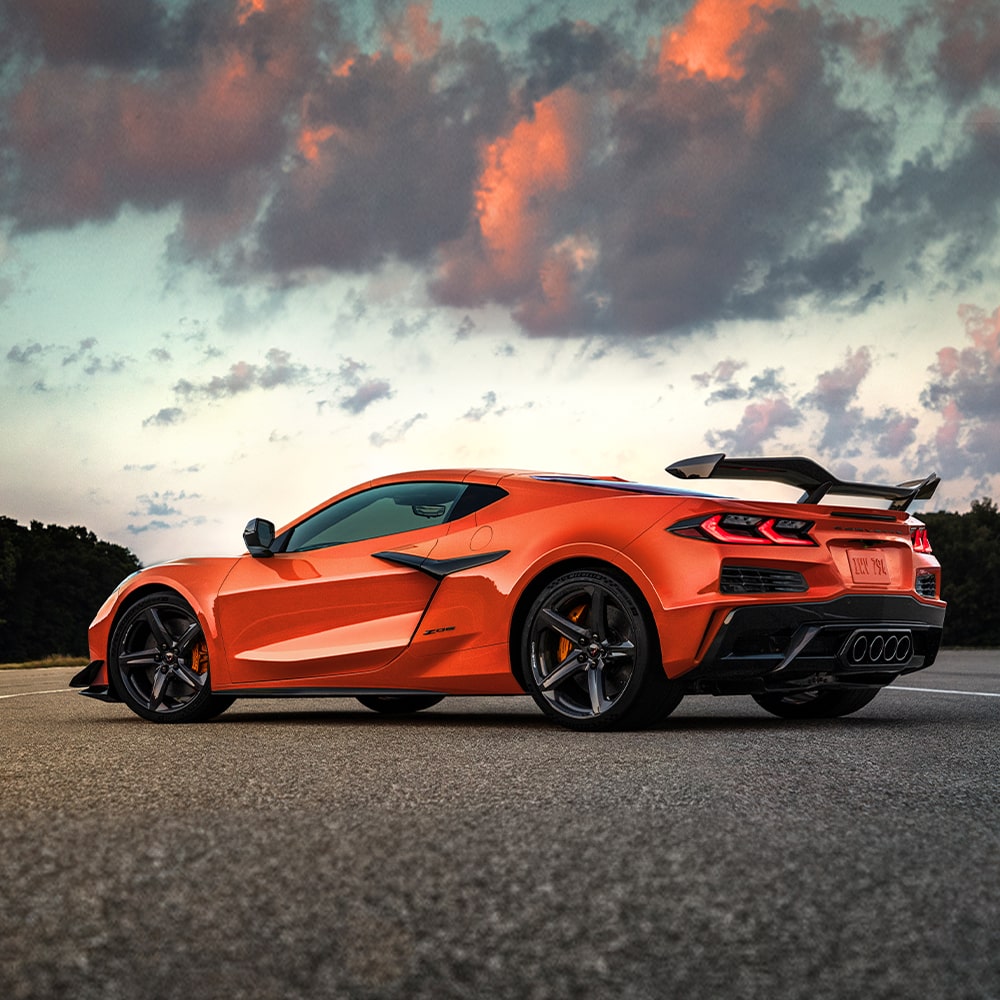 Vista trasera de medio perfil baja de un Chevy Camaro Z06 Naranja