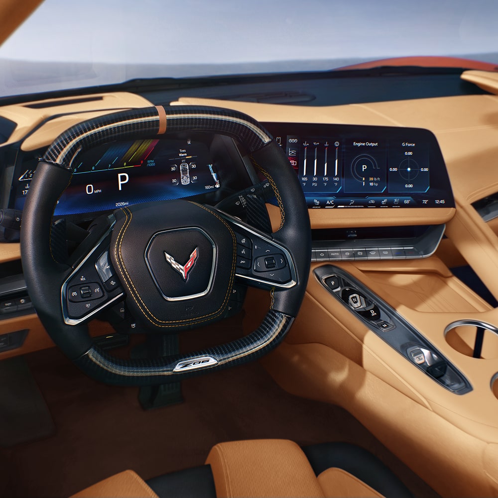 Interior de la cabina de Chevrolet Corvette Z06 2027 con el volante cuadrado, la pantalla de infoentretenimiento y una consola central
