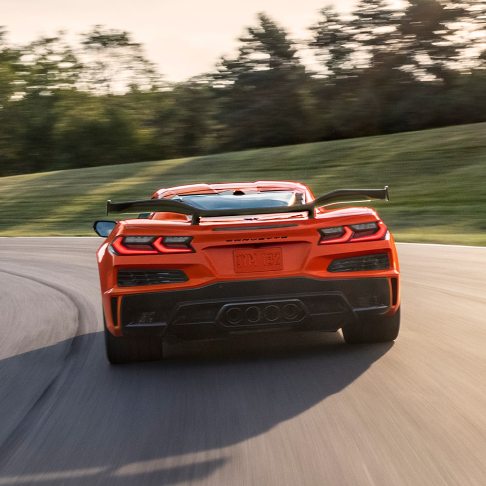 Chevy Corvette Z06 2027 tomando una curva en una pista de carreras