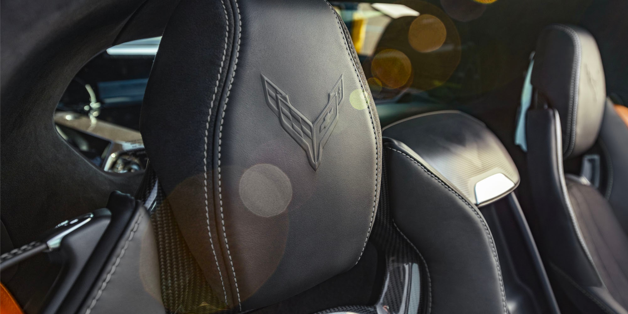 Reposacabezas de Chevy Corvette 2026 con el logotipo de Corvette