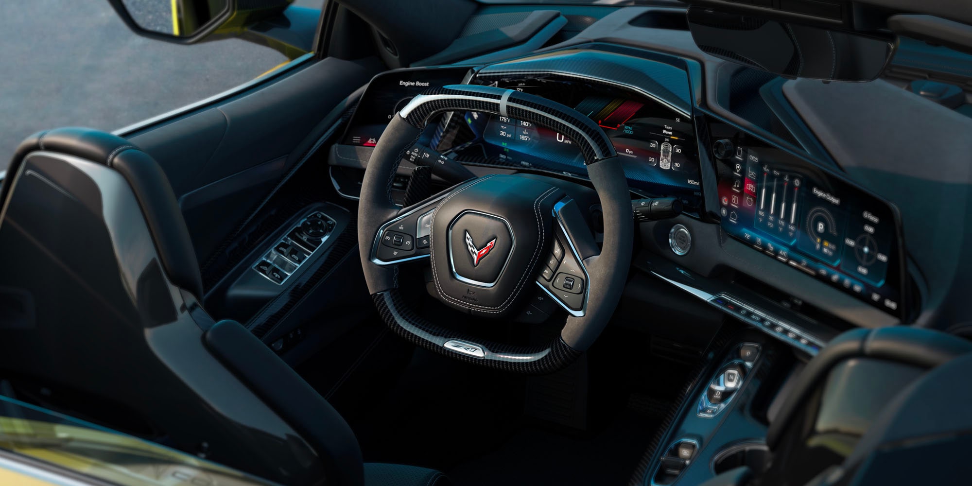 Un primer plano de la consola central de un Chevrolet Corvette Grand Sport donde se observan los controles de interruptores metálicos junto al juego de dos portavasos circulares en un modelo con el interior rojo.