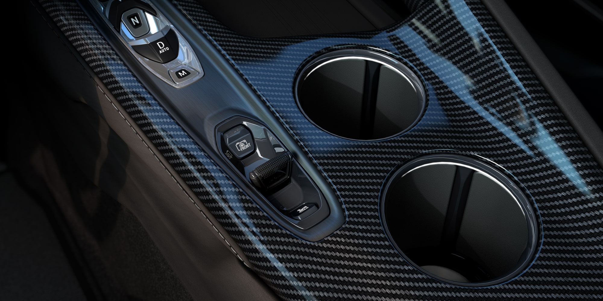 Primer plano de la pantalla digital central de un Chevrolet Corvette Grand Sport, en la que se muestran las lecturas de alto desempeño y los controles de infoentretenimiento, con las molduras del interior en rojo.