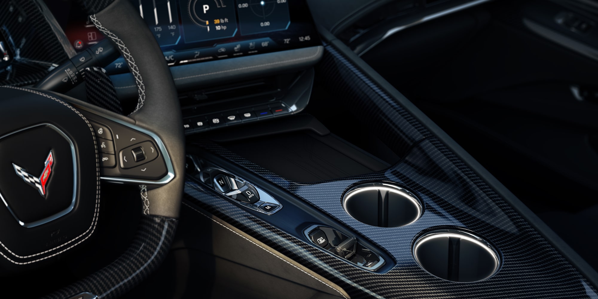 Vista en primer plano que muestra la hebilla de un cinturón de seguridad en Rojo Brillante fijada contra el asiento de piel azul de un Chevrolet Corvette Grand Sport.