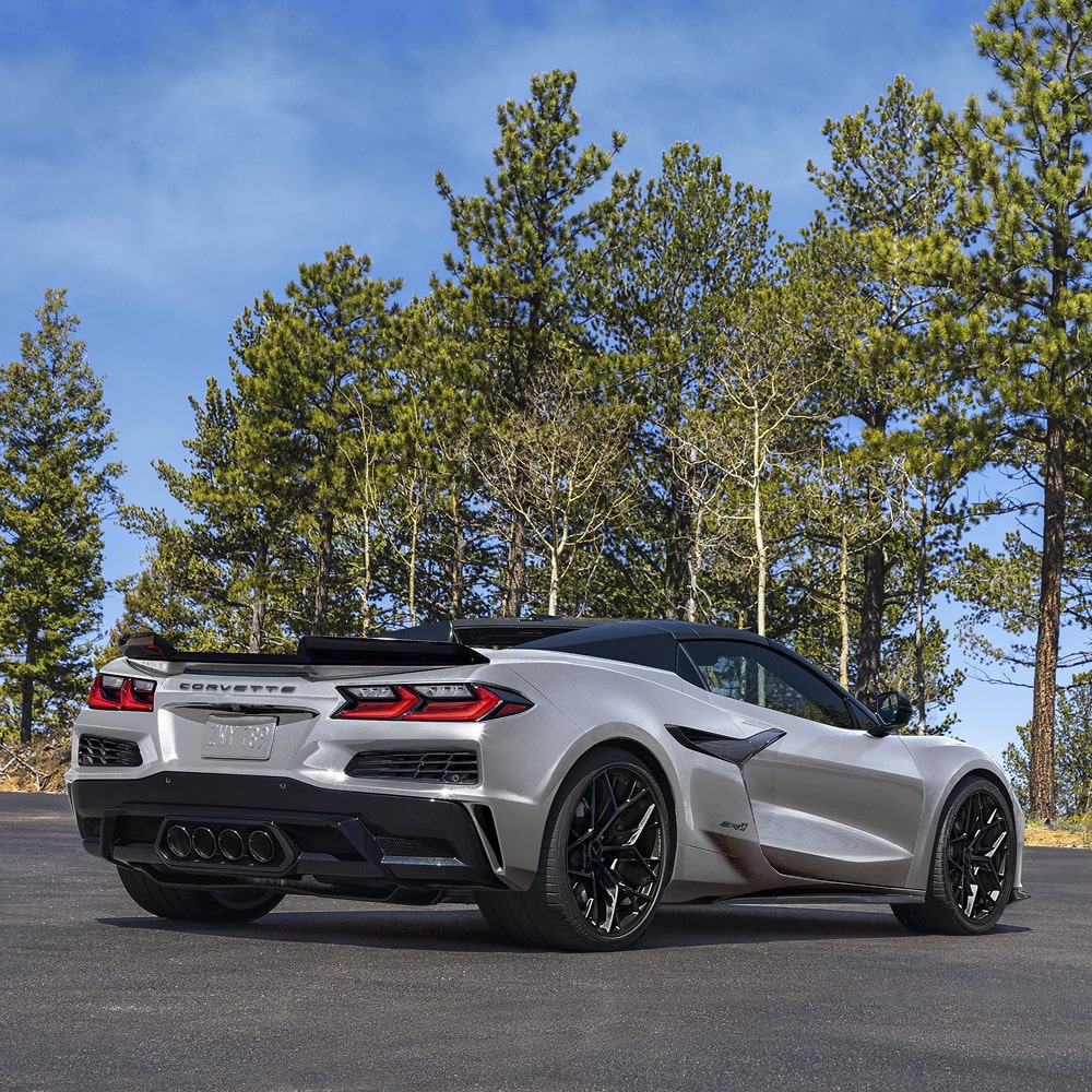 Chevy Corvette ZR1 2027 subiendo por una carretera curvada