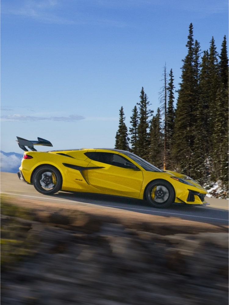 Chevy Corvette ZR1 2026 acelerando por una carretera inclinada
