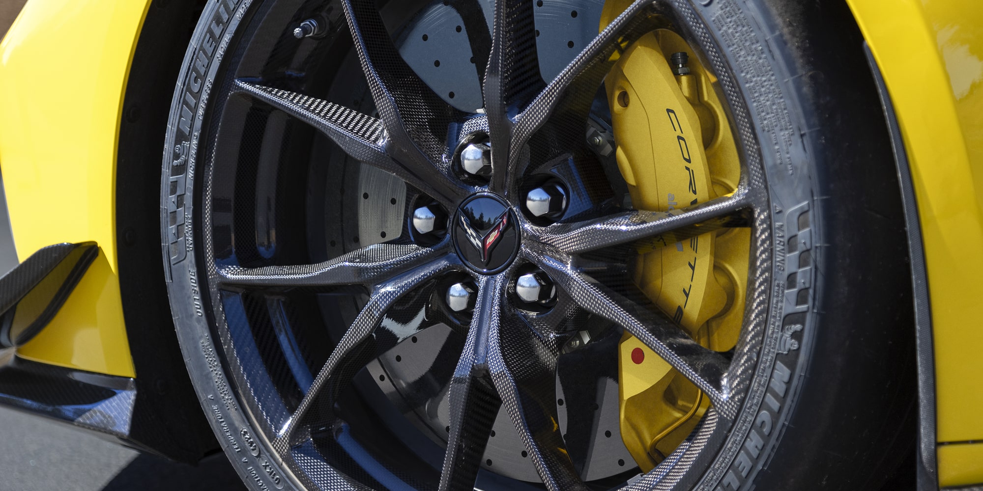 Primer plano del rin y los frenos de Chevy Corvette ZR1 2026