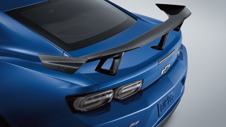 La parte trasera de un Camaro ZL1 1LE Coupe en el novedoso Azul Riverside Metálico, con un spoiler de fibra de carbono montado en la cajuela.