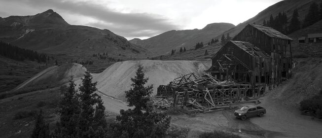 Una Silverado ZR2 delante de un edificio en ruinas en un pueblo fantasma en el sendero Alpine Loop.