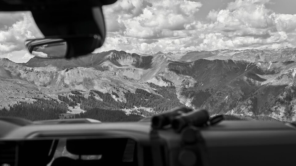 Una cadena de montañas vista a través del parabrisas de una Silverado ZR2.