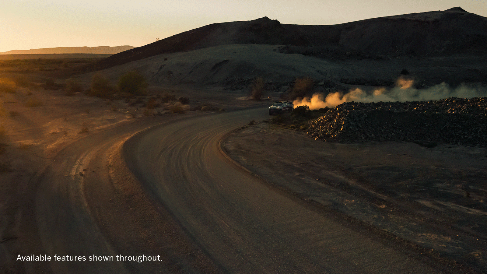 Un gif de la Colorado ZR2 de carreras de Chad Hall levantando polvo mientras anda al atardecer en una remota zona desértica.