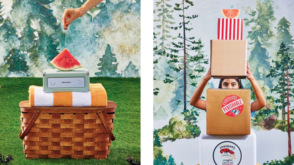 Dos imágenes, ambas en un set decorado creado para lucir como un área de picnic en el bosque. Una muestra una canasta de mimbre con una manta y una radio encima, y una porción de sandía arriba de la radio. La otra muestra a una mujer parada detrás de una alta pila de cajas de comida por pedido, alzando las dos últimas cajas y espiando a través del espacio debajo de ellas.