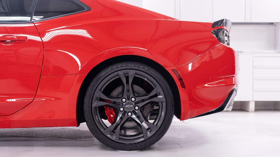 El cuarto izquierdo trasero de un Chevy Camaro adentro de la tienda Esoteric Fine Auto Finishing.