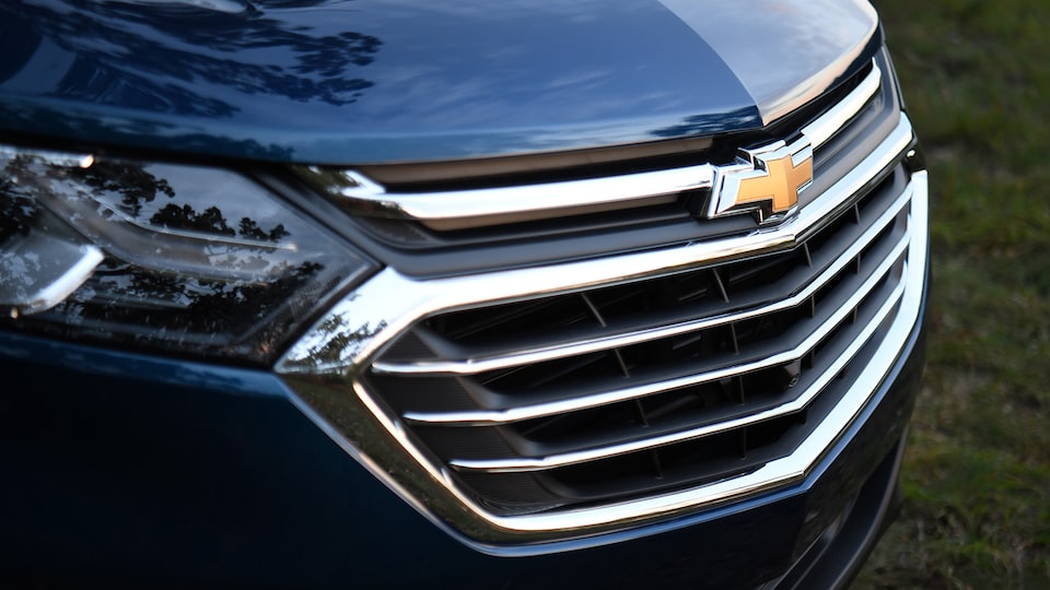 La parrilla frontal y el logotipo de corbatín de la Chevrolet Equinox.