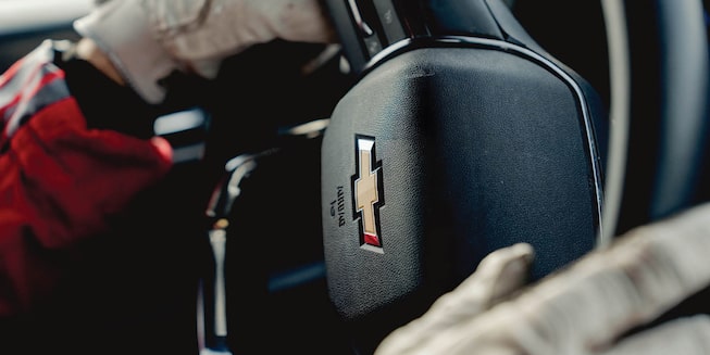 Un primer plano de las manos con guantes de Chad Hall sobre el volante de su Colorado ZR2.