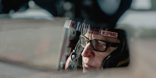Chad Hall en el asiento del conductor de su Colorado ZR2, visto desde el espejo retrovisor.