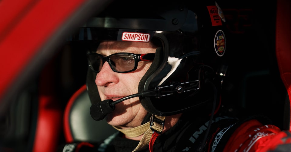 Primer plano de Chad Hall con su traje de seguridad en el asiento del conductor de su Colorado ZR2.