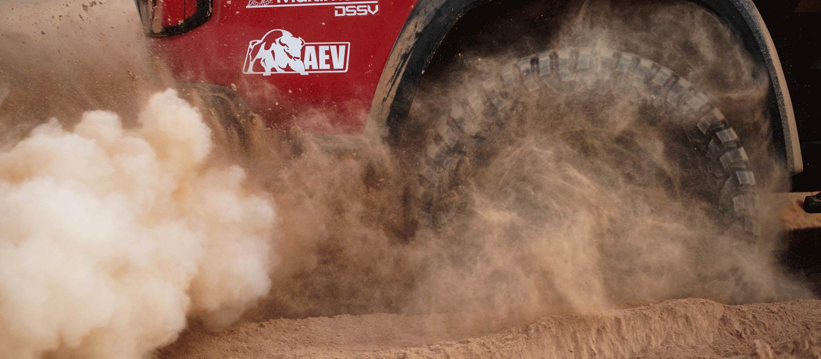 Un gif de un rin de la Colorado ZR2 de competición de Chad Hall girando y levantando polvo.