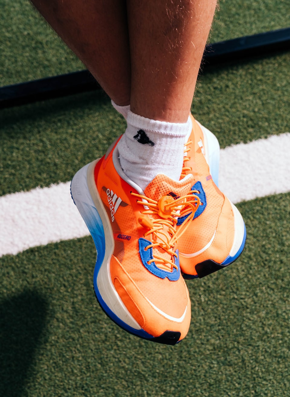 Primer plano de Chris Nikic con sus zapatos de correr personalizados.