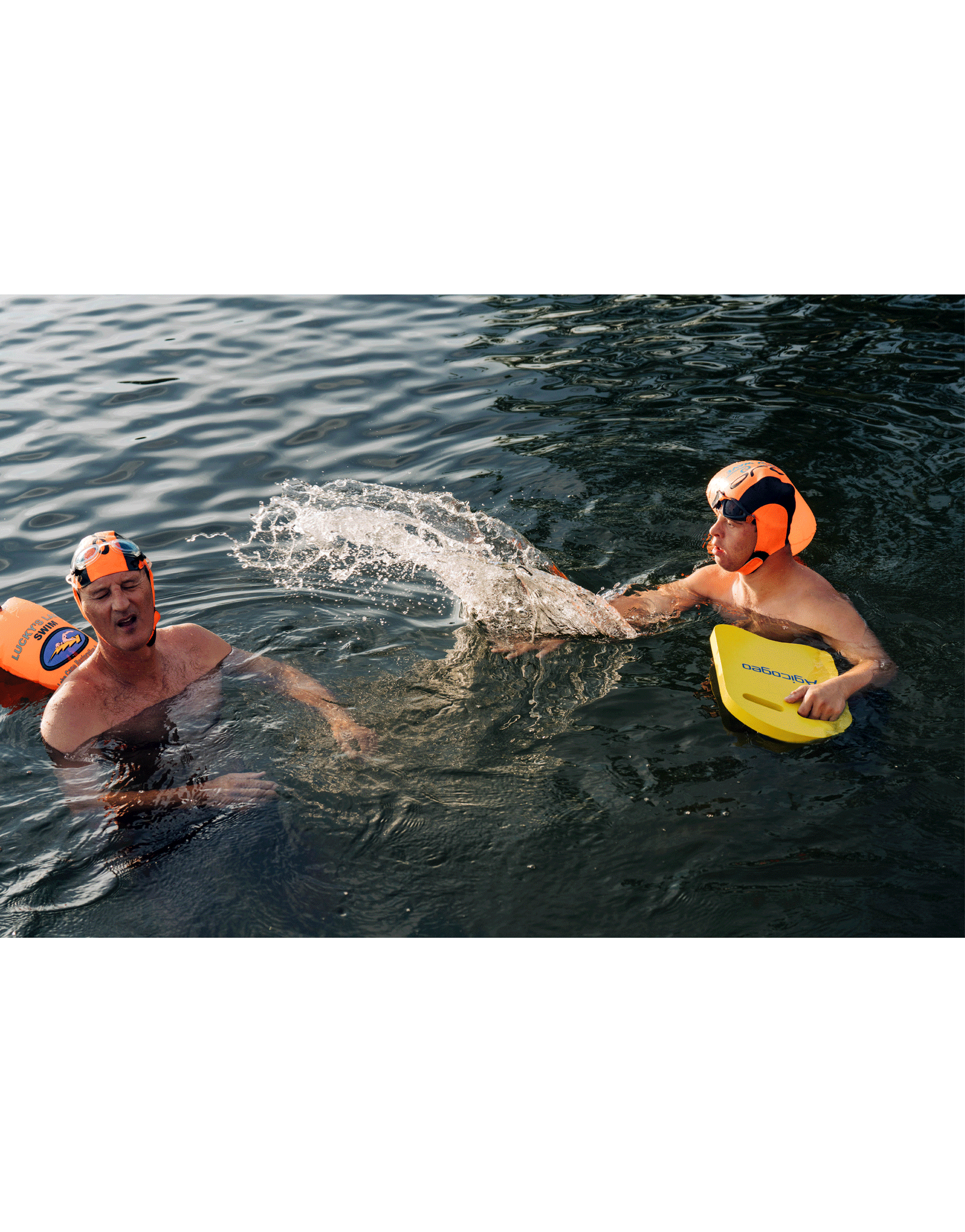 Chris Nikic salpica a su padre, Nik Nikic, mientras entrenan juntos en el lago.
