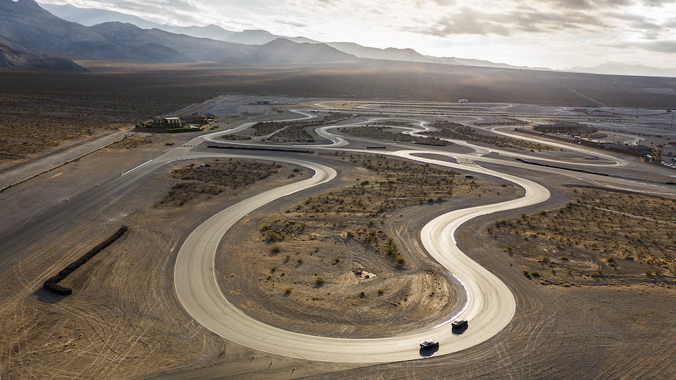 Una toma aérea de la curvilínea pista de carreras en Spring Mountain Country Club en el desierto de Nevada.