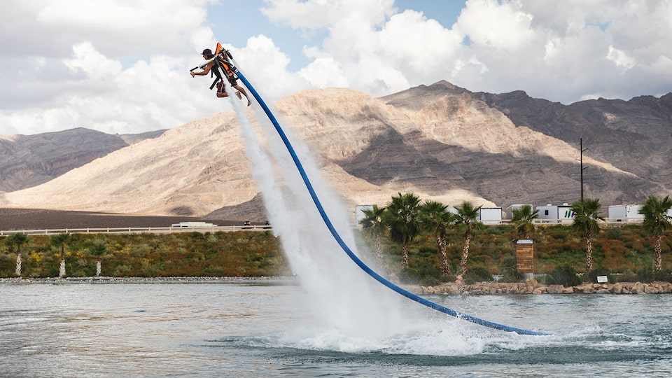 Un hombre elevado por una mochila cohete impulsada por agua en el Spring Mountain Motor Resort and Country Club.