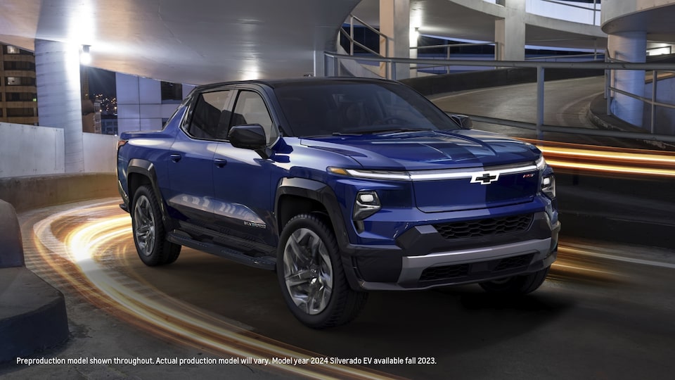 Una Silverado EV azul circula por la rampa circular dentro de un estacionamiento.
