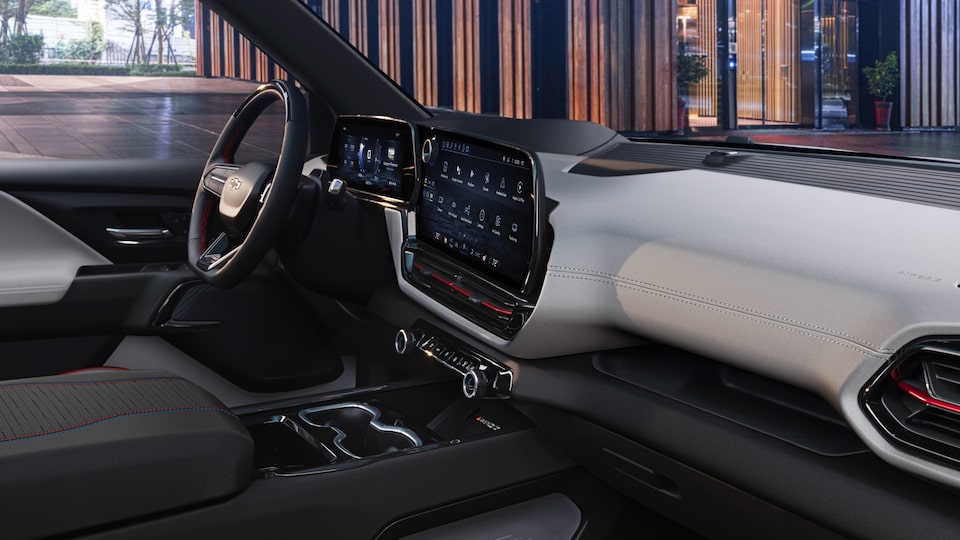 El interior de una Silverado EV que muestra las áreas del conductor y del copiloto delantero.