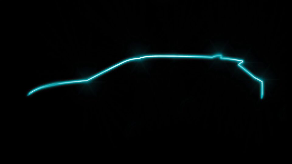 Un resplandor azul eléctrico perfila la parte superior de una Equinox EV, cuya silueta en negro asoma sobre un fondo también negro.