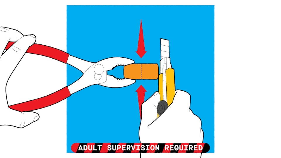 Una ilustración de manos sosteniendo un corcho con un par de pinzas y preparándose para cortarlo a la mitad con un cúter. El texto de abajo dice: "Requiere supervisión de un adulto".