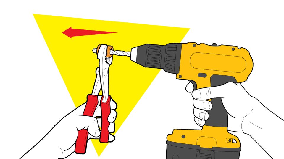 Una ilustración de un par de manos sosteniendo un corcho con un par de pinzas y perforando el centro del corcho con un taladro eléctrico.