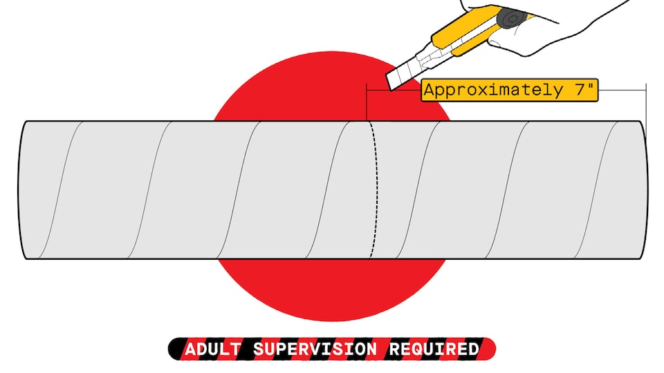 Una ilustración con una mano cortando un tubo de cartón a lo largo, con texto que dice: "Aproximadamente 7"". El texto de abajo dice: "Requiere supervisión de un adulto".