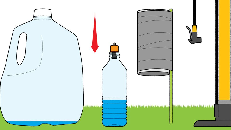 Una ilustración de un corcho con un vástago de válvula de neumático insertado en la boca de una botella de plástico de 20 onzas. Un bidón de agua, al lado hay un tubo de cartón con estaca de jardín pegada y un inflador de bicicleta.