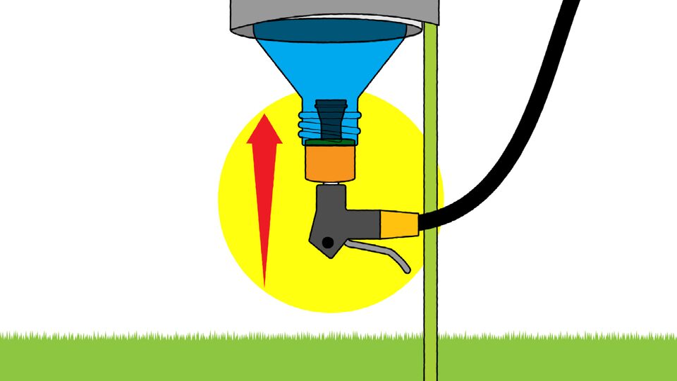 Una ilustración de la boquilla de un inflador de bicicleta conectada al vástago de válvula de neumático que sobresale de un tapón de corcho en una botella de agua de plástico.