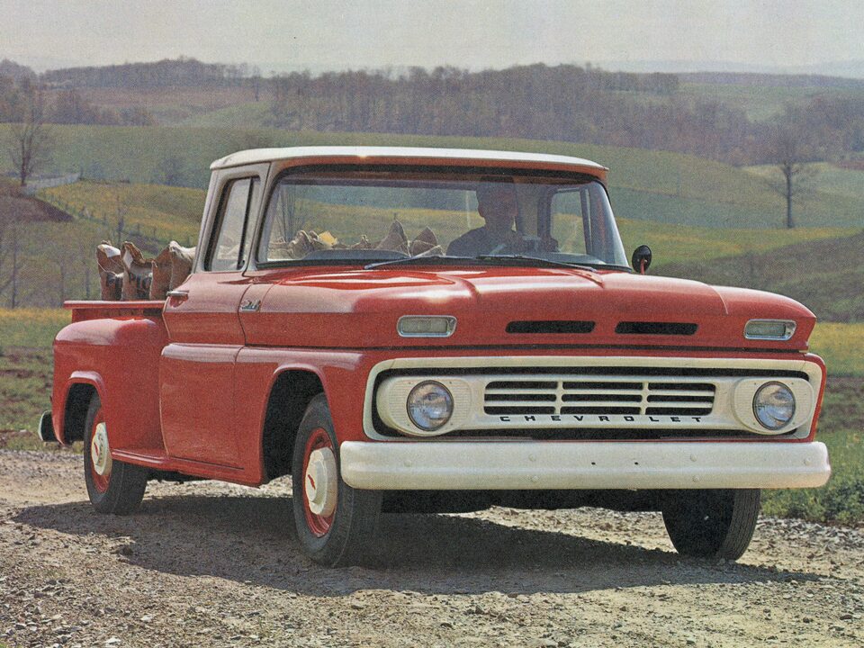 Una vieja fotografía de una pickup Chevy serie C/K roja del folleto de la C/K 1962.