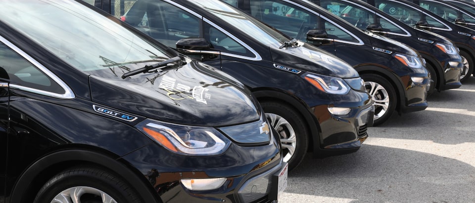 Varios Chevrolet Bolt EV color Negro que forman parte de la flota de Yellow Cab of Columbus están estacionados en fila.