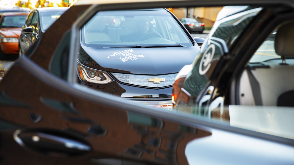Un Chevrolet Bolt EV color Negro en la flota de Yellow Cab of Columbus como se ve desde la ventana de otro Bolt EV.